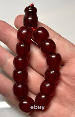 26,5 grammes de perles de bakélite de faturan antique en ambre de cerise pour un chapelet.