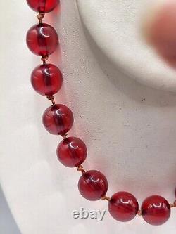 Ancien collier de perles en ambre de cerisier / bakélite, 50 grammes