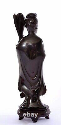 Ancienne figurine de dame sculptée en ambre foncé de cerisier chinois, en bakélite Faturan, poids 247g.