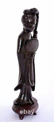 Ancienne figurine de dame sculptée en ambre foncé de cerisier chinois, en bakélite Faturan, poids 247g.