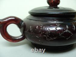 Antique Chinois Cerise Ambre Individuel Teapot, Incisés Décoration