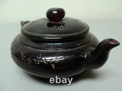 Antique Chinois Cerise Ambre Individuel Teapot, Incisés Décoration