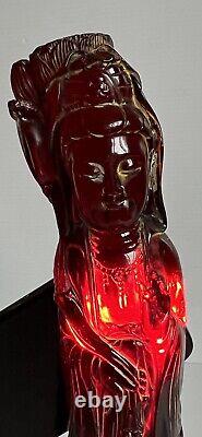 Antique Chinois Sculpté Cherry Amber Statue Guan Yin Avec Dragon (1912-1949)