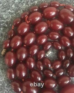 Bakélite Antique Graduée Cherry Amber Necklace Avec Des Perles Olive 63 Grammes 88cm
