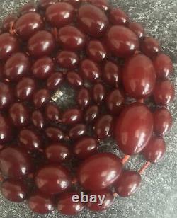 Bakélite Antique Graduée Cherry Amber Necklace Avec Des Perles Olive 63 Grammes 88cm