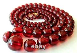 Belle collier de perles en ambre de bakélite rouge cerise graduées et vintage 0414.