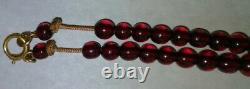 Belle collier de perles en ambre de bakélite rouge cerise graduées et vintage 0414.