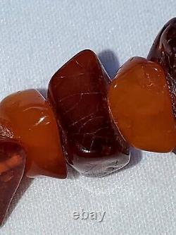 Belle collier vintage en ambre naturel de la Baltique, couleur cerise, jaune œuf, or