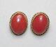 Boucles D'oreilles à Clous En Corail Rouge Italien Ancien De 18k Avec Une Grande Coupole De 18 Mm Et Serties Dans Une Lunette.