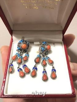 Boucles d'oreilles pendantes en argent émaillé et corail chinois antique, lourdes 1,5 pouces de longueur.