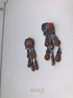Boucles d'oreilles pendantes en argent émaillé et corail chinois antique, lourdes 1,5 pouces de longueur.