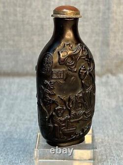 Bouteille à tabac en ambre rouge sculpté de Chine antique avec scène de cavalier de lion