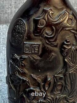 Bouteille à tabac en ambre rouge sculpté de Chine antique avec scène de cavalier de lion