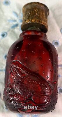 Bouteille à tabac sculptée ancienne en ambre de cerisier authentique avec une jolie grenouille