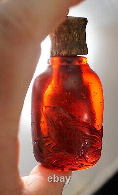 Bouteille à tabac sculptée ancienne en ambre de cerisier authentique avec une jolie grenouille