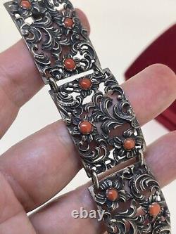 Bracelet en argent autrichien antique 835 avec des maillons en corail rouge naturel repoussé
