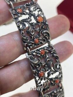 Bracelet en argent autrichien antique 835 avec des maillons en corail rouge naturel repoussé