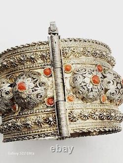 Bracelet en filigrane ancien en corail rouge méditerranéen et panneau en argent 800 orné d'une esthétique ethnique