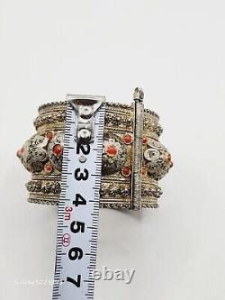 Bracelet en filigrane ancien en corail rouge méditerranéen et panneau en argent 800 orné d'une esthétique ethnique