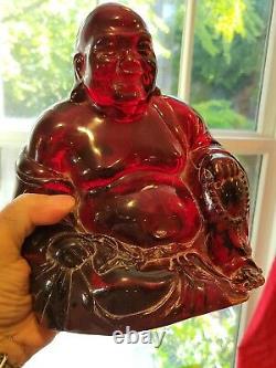 Chinese Sculptée Rouge Cherry Amber Bouddha Figure Sur Le Bois Stand
