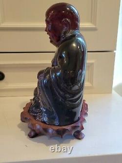 Chinese Sculptée Rouge Cherry Amber Bouddha Figure Sur Le Bois Stand