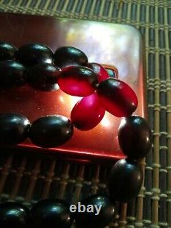 Collier Antique De Perles D’olive D’ambre De Bakelite De Cerise Rouge Foncée De Bakelite 80 Grammes