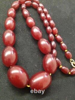 Collier Antique De Perles De Faturan D’ambre De Cerise 52 Grammes