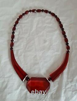 Collier Antique En Perles Cerise Amber Bakelite. Période Art Déco. Vers Les Années 1920