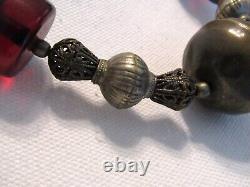 Collier ancien du Moyen-Orient avec perles baloutches et ambre de cerisier rare de 24 pouces de longueur