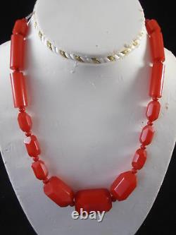 Collier ancien en corail cerise rouge et bakélite Art Déco gradué avec perles anciennes facettées