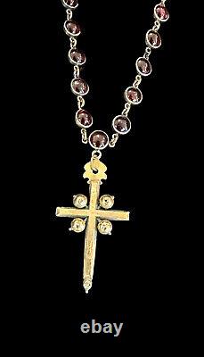 Collier ancien en grenat de l'époque victorienne, chaîne remplie d'or 14 carats avec pendentif croix.