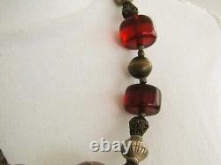 Collier antique en perles rares de Baluch en métal blanc du Moyen-Orient avec ambre de cerisier de 24 pouces