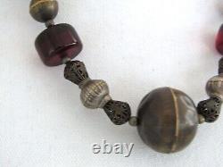 Collier de 24 perles rares en ambre de cerisier et métal blanc ancien du Moyen-Orient