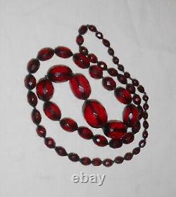 Collier de 34 perles en ambre de cerisier facetté en bakélite antique de 82 grammes
