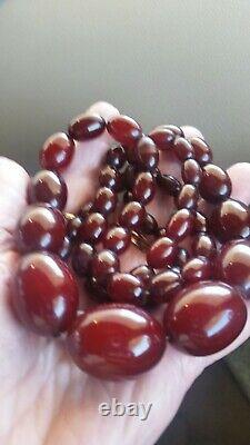 Collier de perles anciennes en bakélite foncée de cerisier ambré de différentes tailles excellent 76,6 g