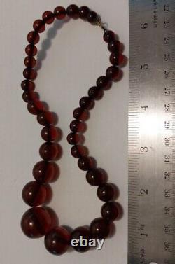 Collier de perles de bakélite cerise ambre vintage de grande taille rouge
