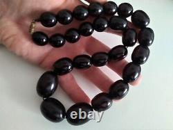 Collier de perles en ambre cerise noir vintage Art Déco avec perles en bakélite, 121 g