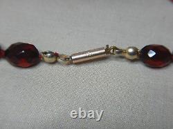 Collier de perles en ambre de cerisier antique en bakélite graduées et facettées avec fermoir en or 9 carats