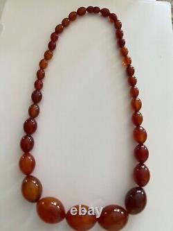 Collier de perles en ambre de cerisier bakélite à motif tourbilloné, gradué, testé vintage, 66,4 g, 23 pouces.