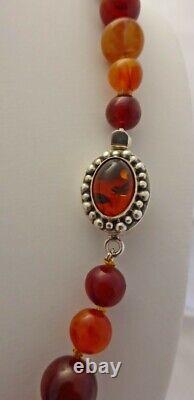 Collier de perles en ambre de cerisier de Faturan antique en bakélite, fermoir en argent sterling, noué à la main.