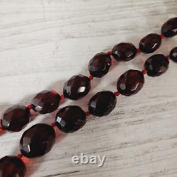 Collier de perles en ambre de cerisier en bakélite Art Déco de 16 1/2 pouces, facettées, 47 grammes, en faturan.
