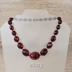 Collier de perles en ambre de cerisier en bakélite Art Déco de 16 1/2 pouces, facettées, 47 grammes, en faturan.