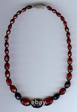 Collier de perles en ambre de cerisier facettées de différentes tailles de l'ère du bakélite vintage