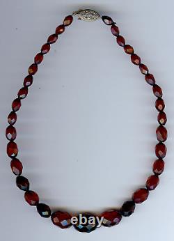 Collier de perles en ambre de cerisier facettées de différentes tailles de l'ère du bakélite vintage