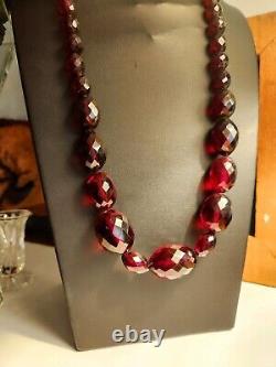Collier de perles en ambre gradué rouge cerise Art Déco en bakélite / en très bon état