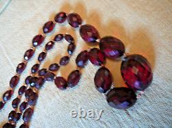 Collier de perles en bakélite d'ambre de cerisier Art Deco 34 pouces facetté 63 grammes Faturan