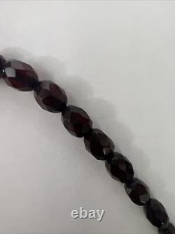 Collier de perles facettées en bakélite vintage avec 27 perles ambre cerise graduées.