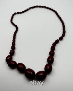 Collier de perles graduées en ambre cerise foncé en bakélite de prière antique excellent, 75 g.