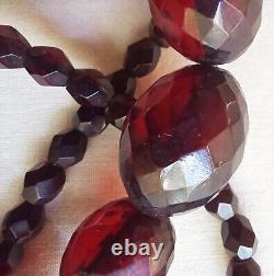 Collier de perles graduées en ambre de cerise vintage en bakélite Faturan de 40g et de 65cm