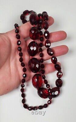 Collier de perles graduées en ambre de cerisier Art déco rétro en bakélite
